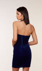 UNK-4689. Short, Strapless, Straight, Closed Back image 1